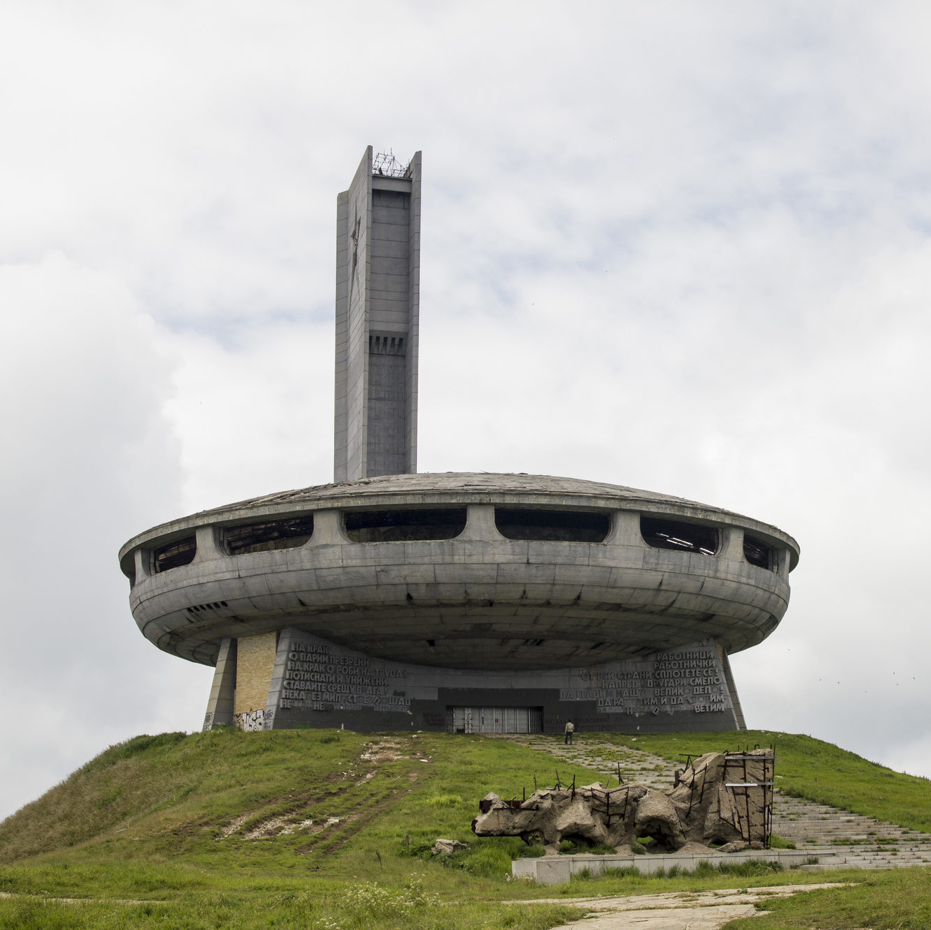 Дом памятник на горе бузлуджа болгария. Штаб-квартира коммунистической партии в париже. Штаб-квартира коммунистической партии болгарии. Штаб коммунистической партии. Монумент бузлуджа, болгария.