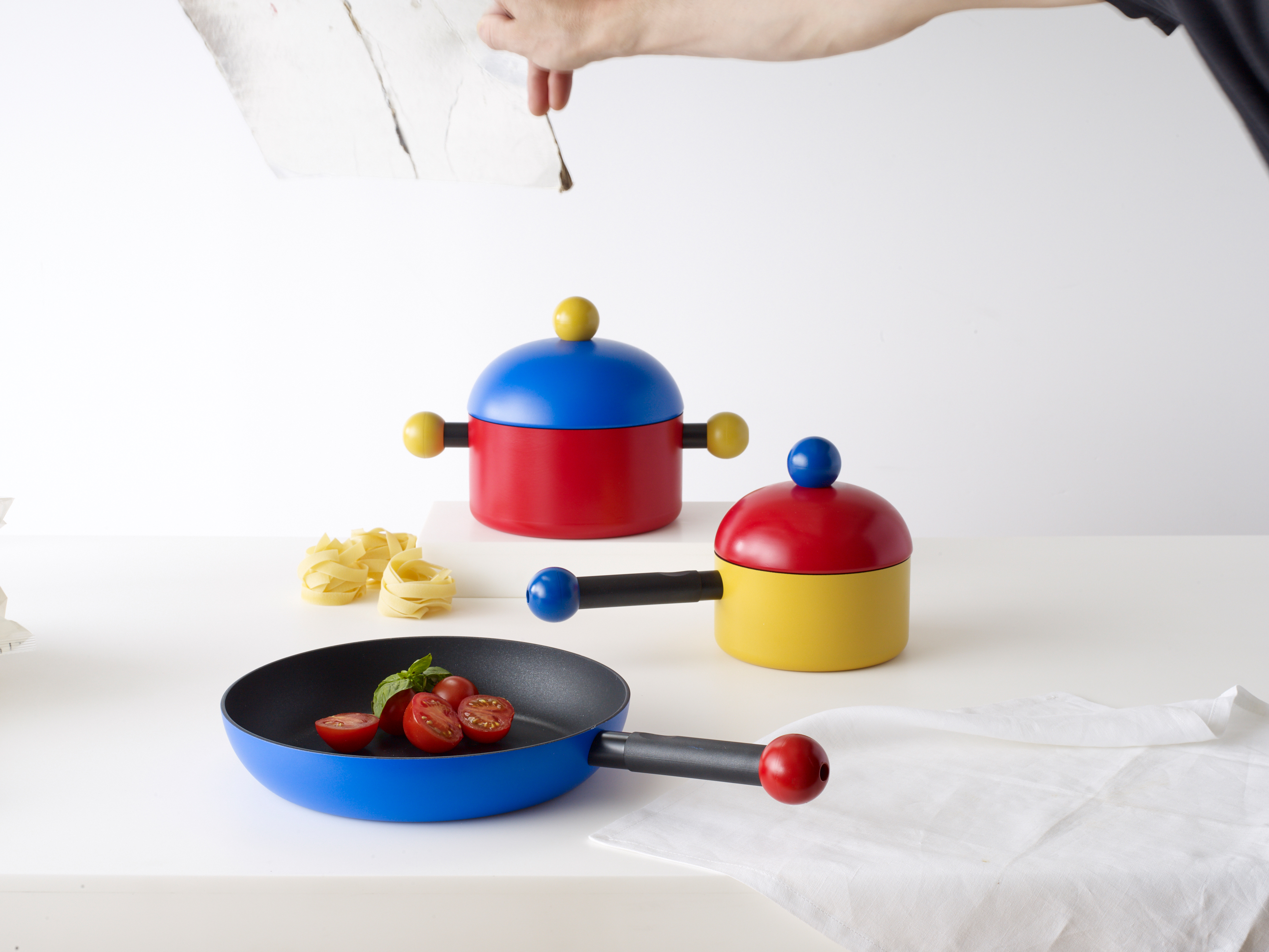 https://images.surfacemag.com/app/uploads/2019/09/23113100/bubble-cookware-moma-design-store-fw-2019.jpg